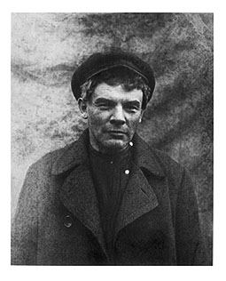 № 27. В.И.Ленин в парике и кепке перед нелегальным выездом из Петрограда в Финляндию.